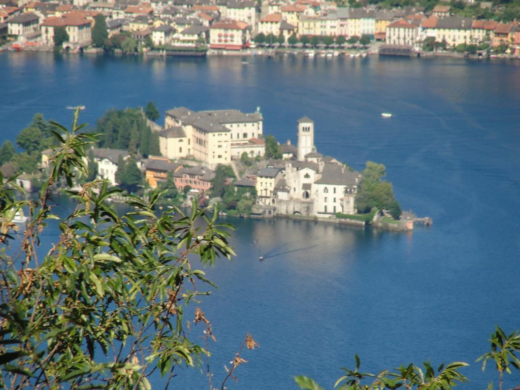 Emy Lake Orta Pella Bagian luar foto