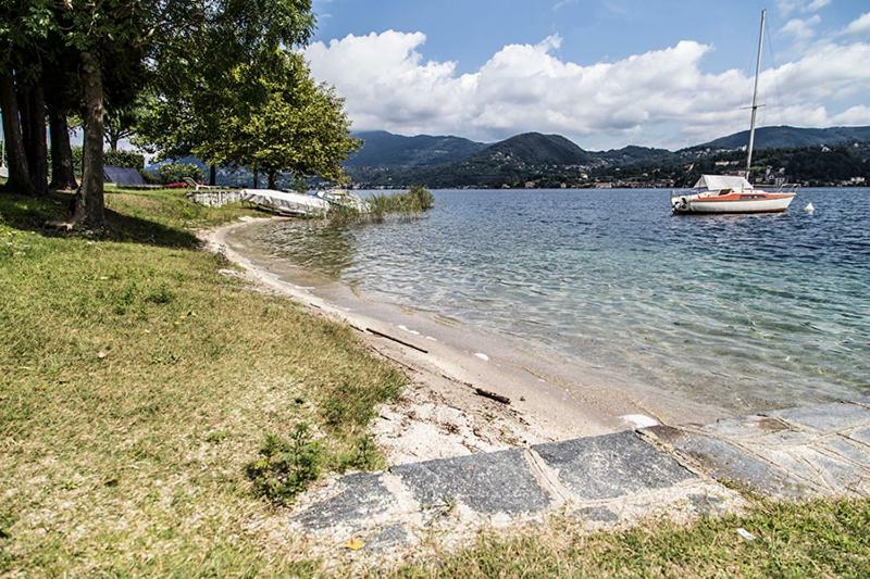 Emy Lake Orta Pella Bagian luar foto
